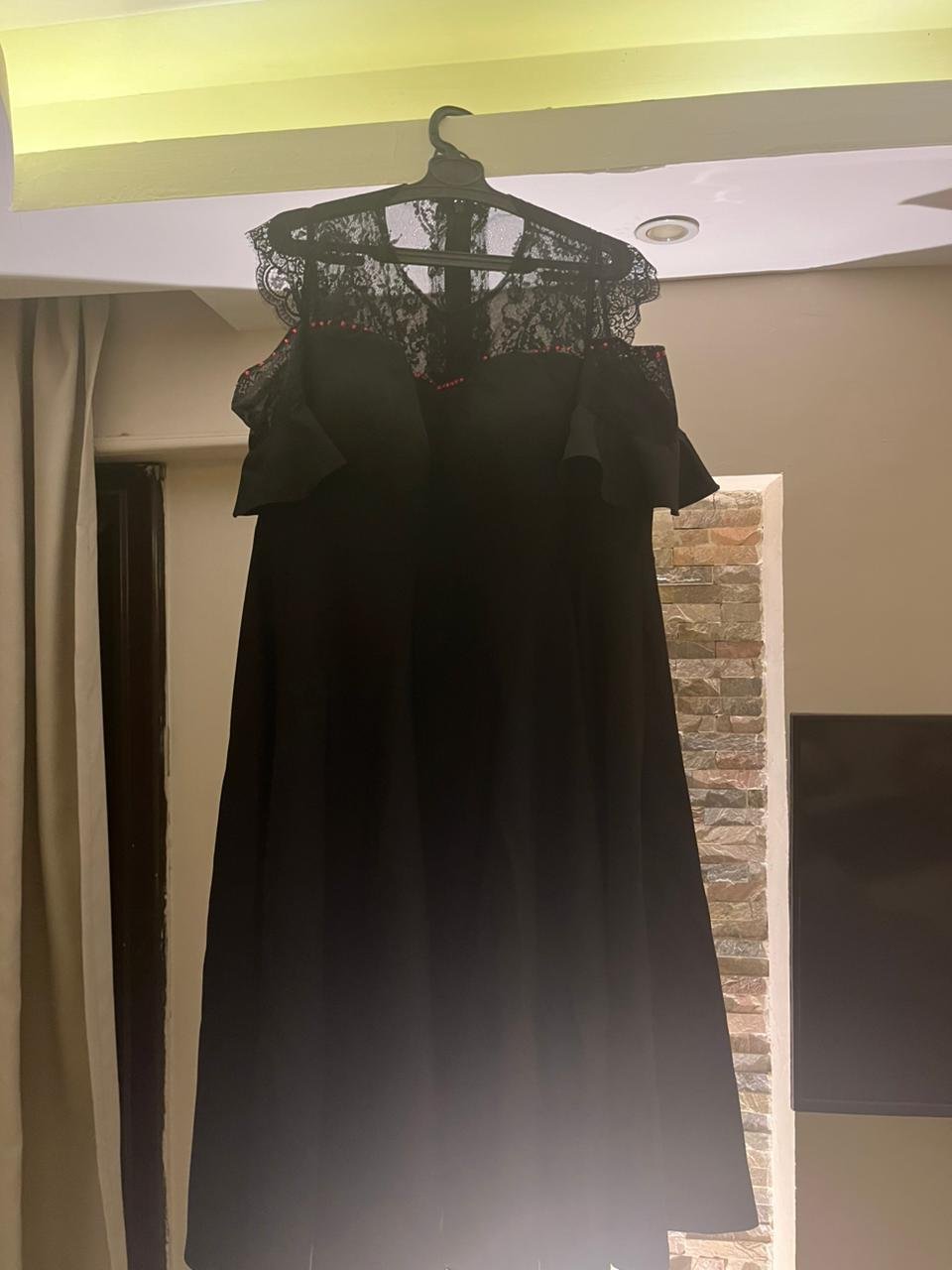 فستان أسود سادة مزين بدانتيل - 2