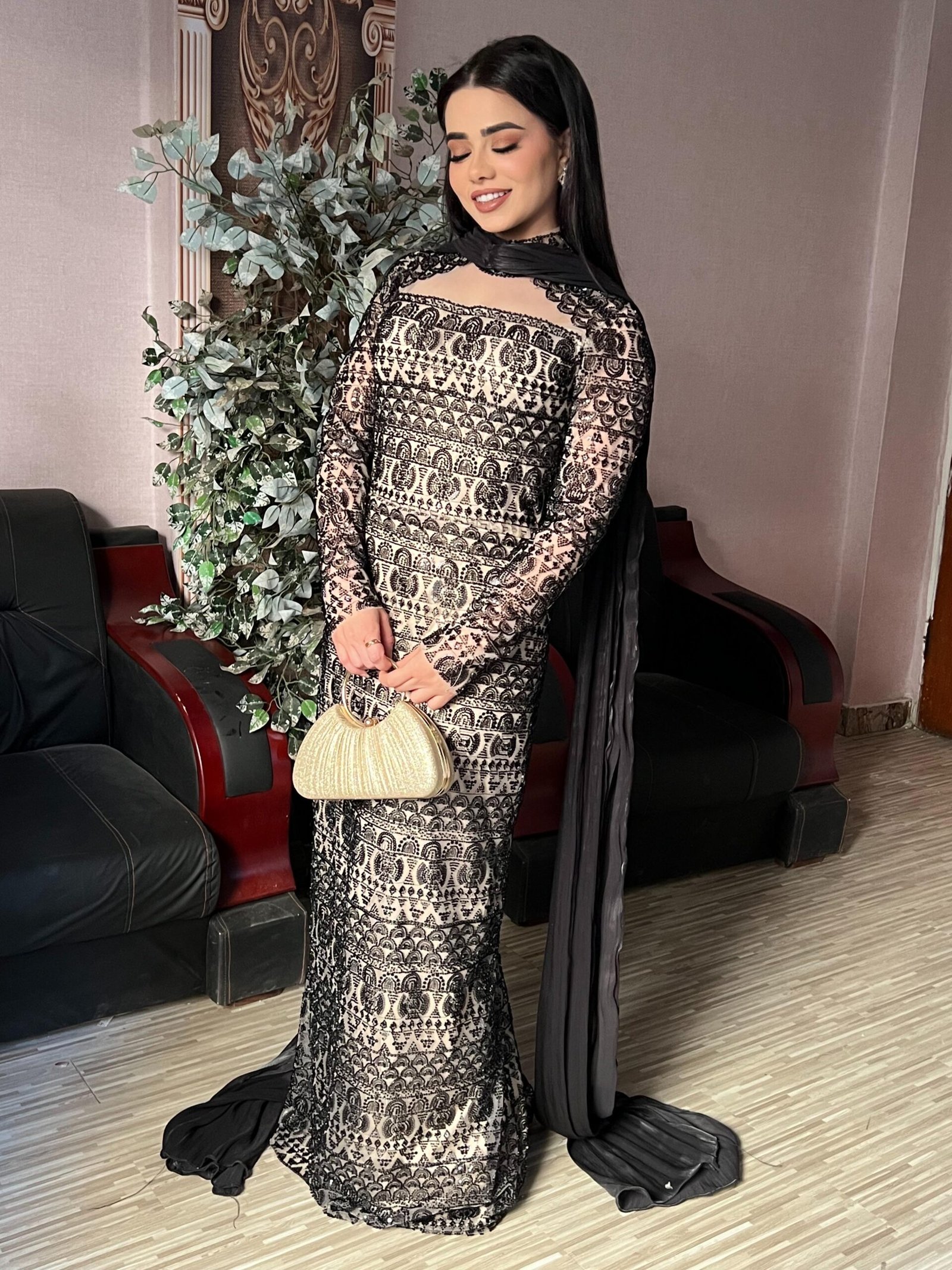 فستان اسود فى بيج هاند ميد