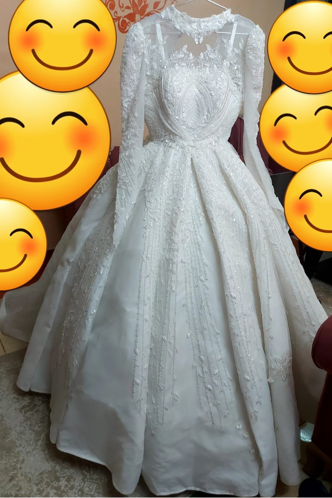 اختاري اسمًا لفستانك.