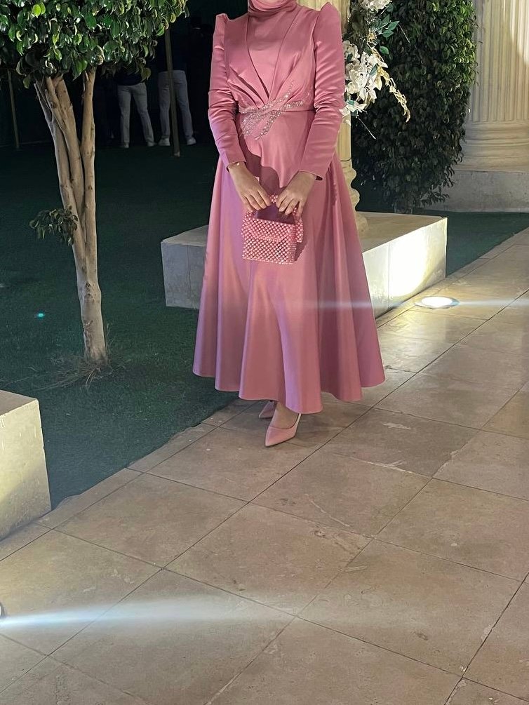 فستان سواري بينك موديست - فستان وردي متواضع