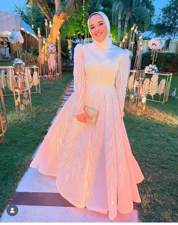 فستان أبيض كريمي منفوش