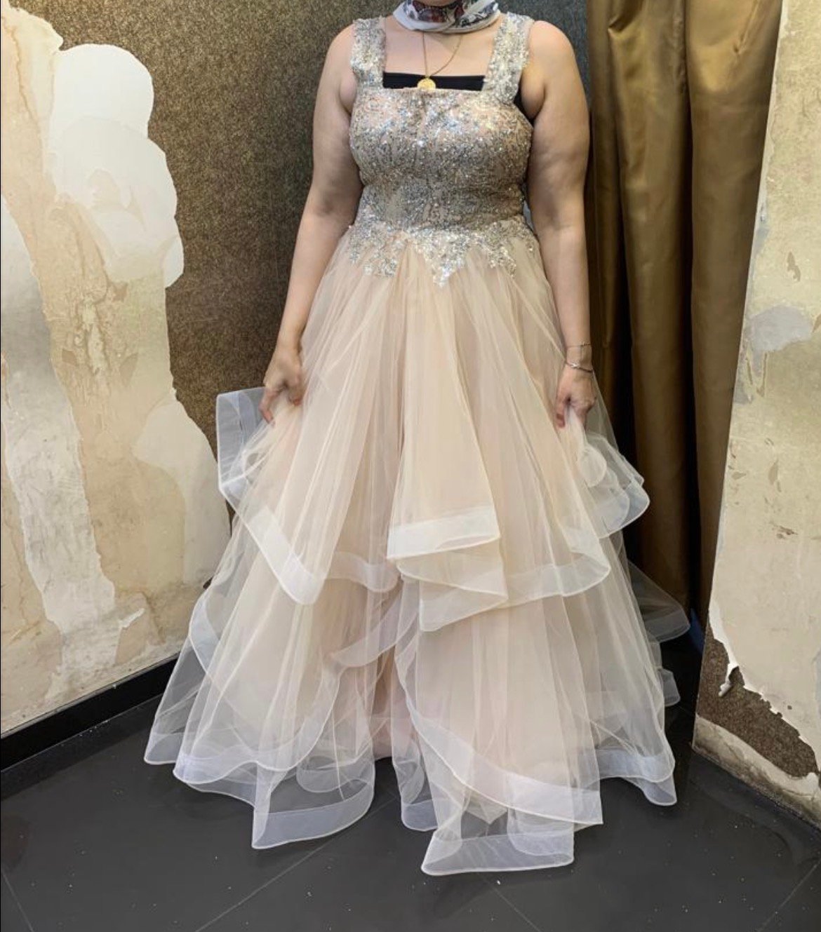 فستان خطوبة جميل.