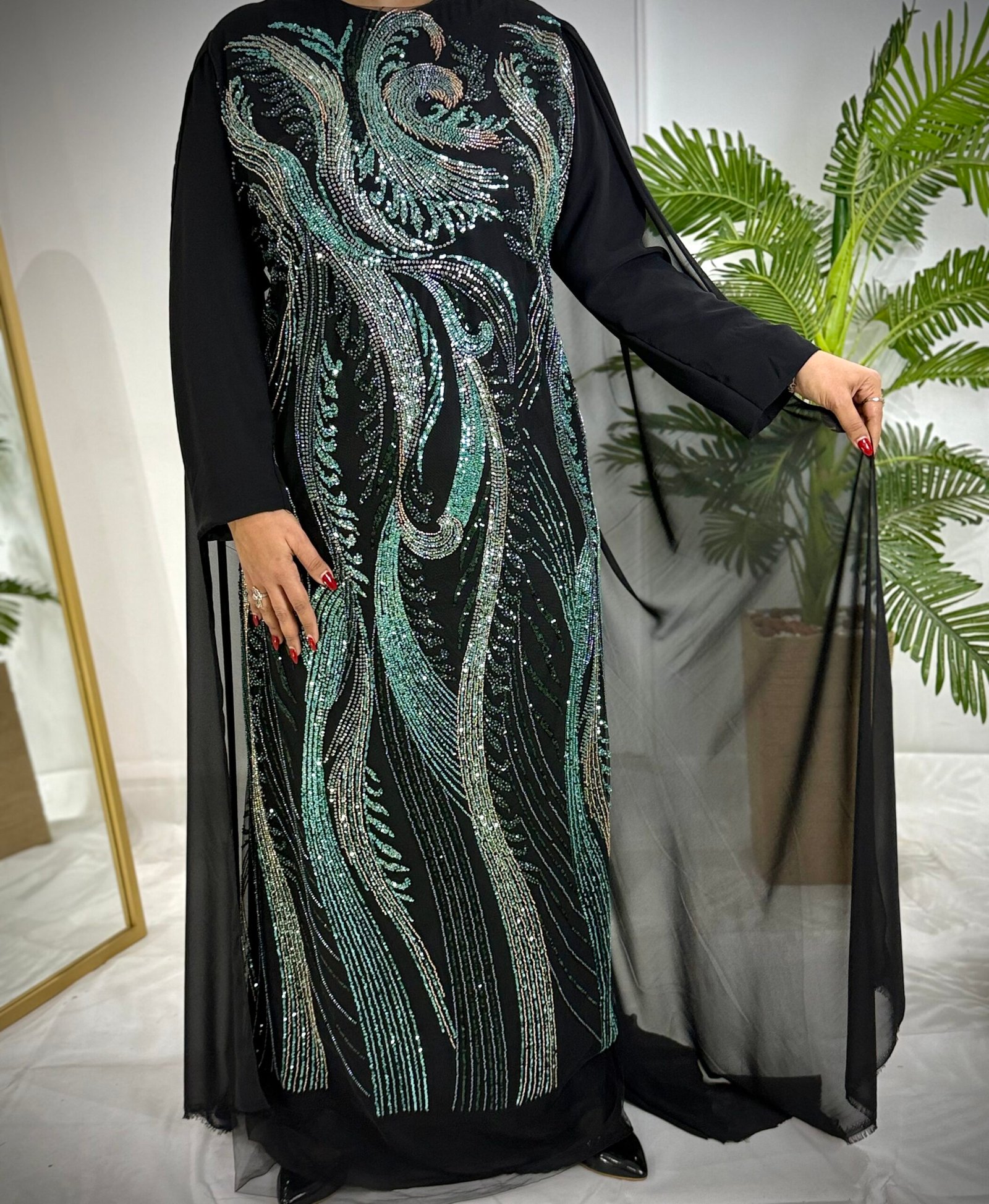 فستان اسود بدون قصه وسط لامهات