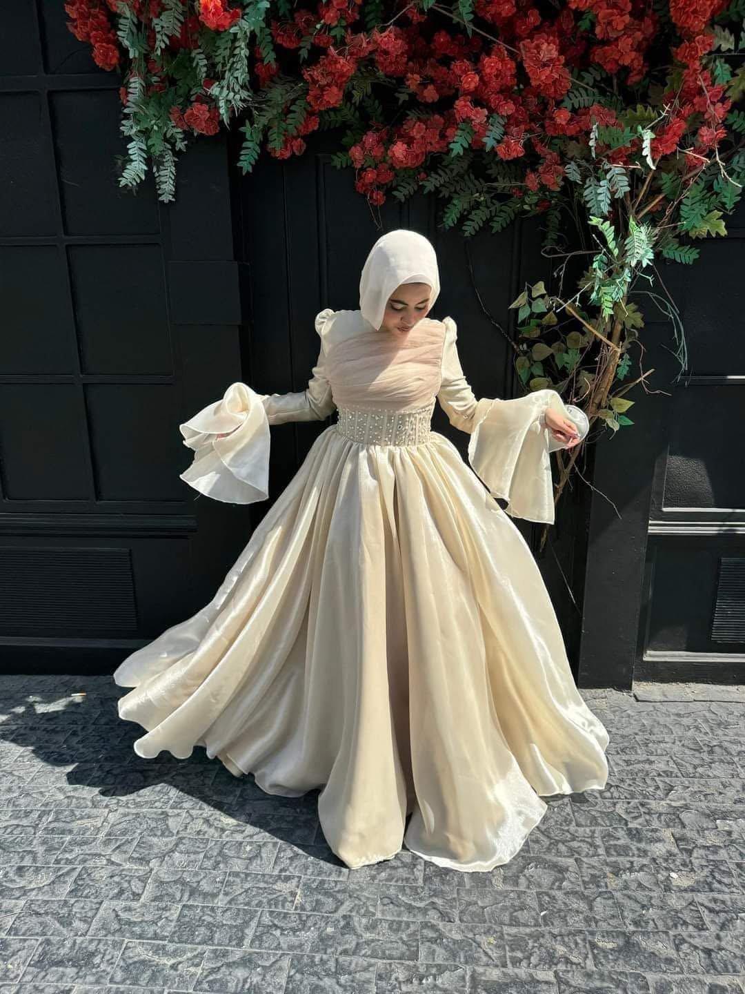 اختاري اسمًا لفستانك.