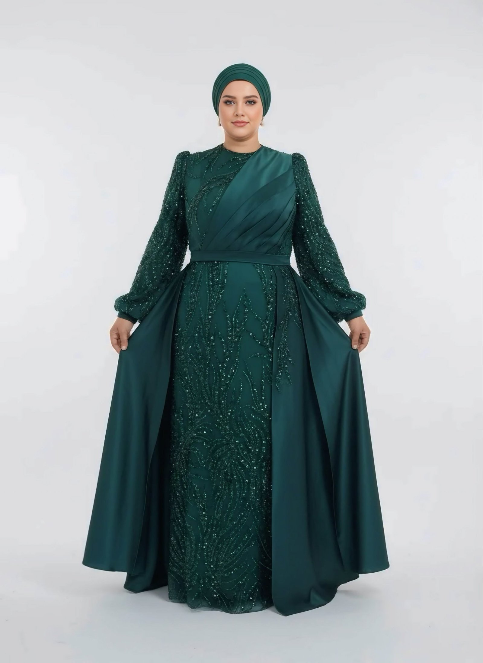 فستان سهرة محتشم باللون الأخضر الزمردي مزين بالخرز - 2