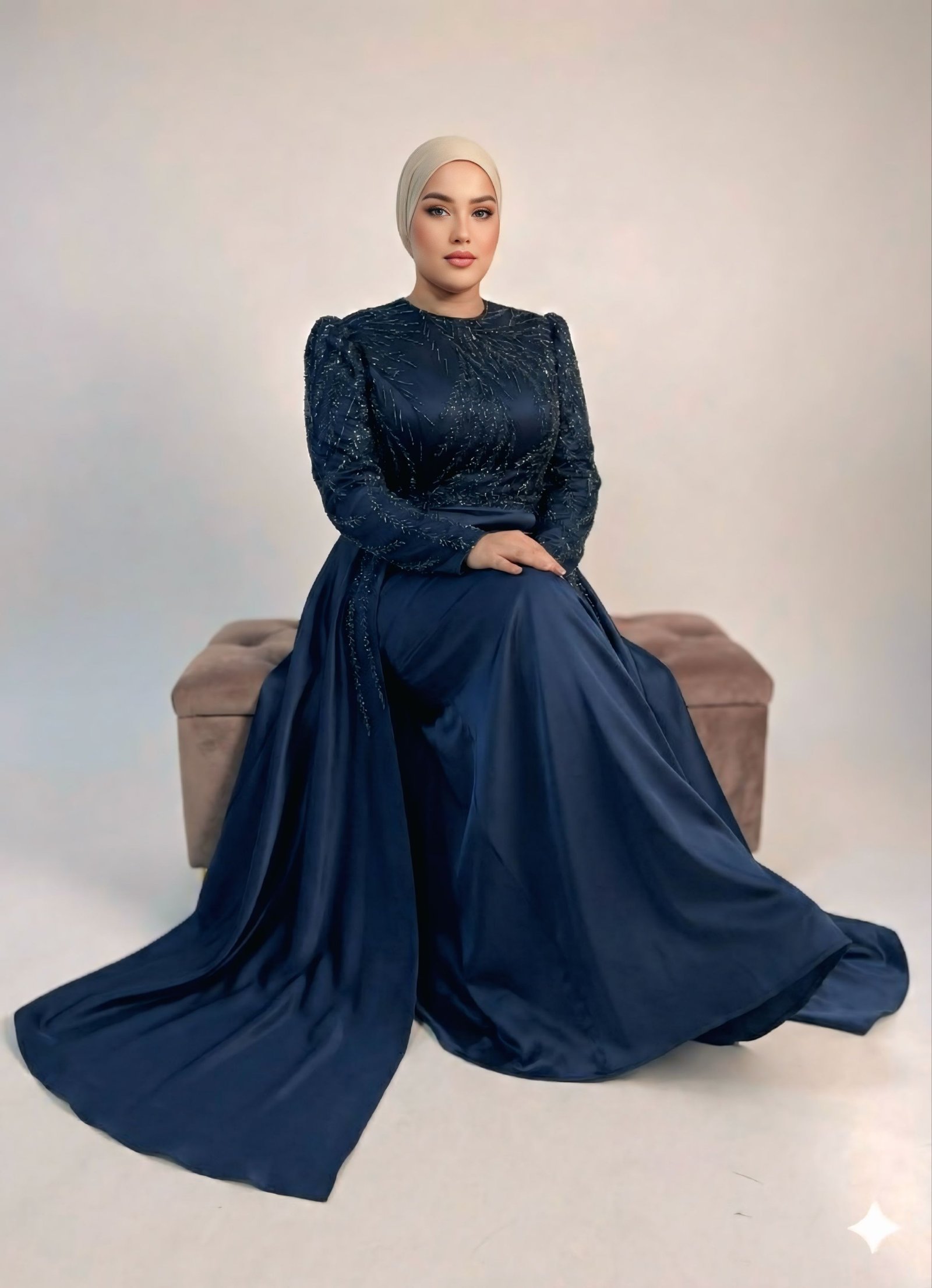 فستان رسمي محتشم بأكمام طويلة مع تنورة خارجية