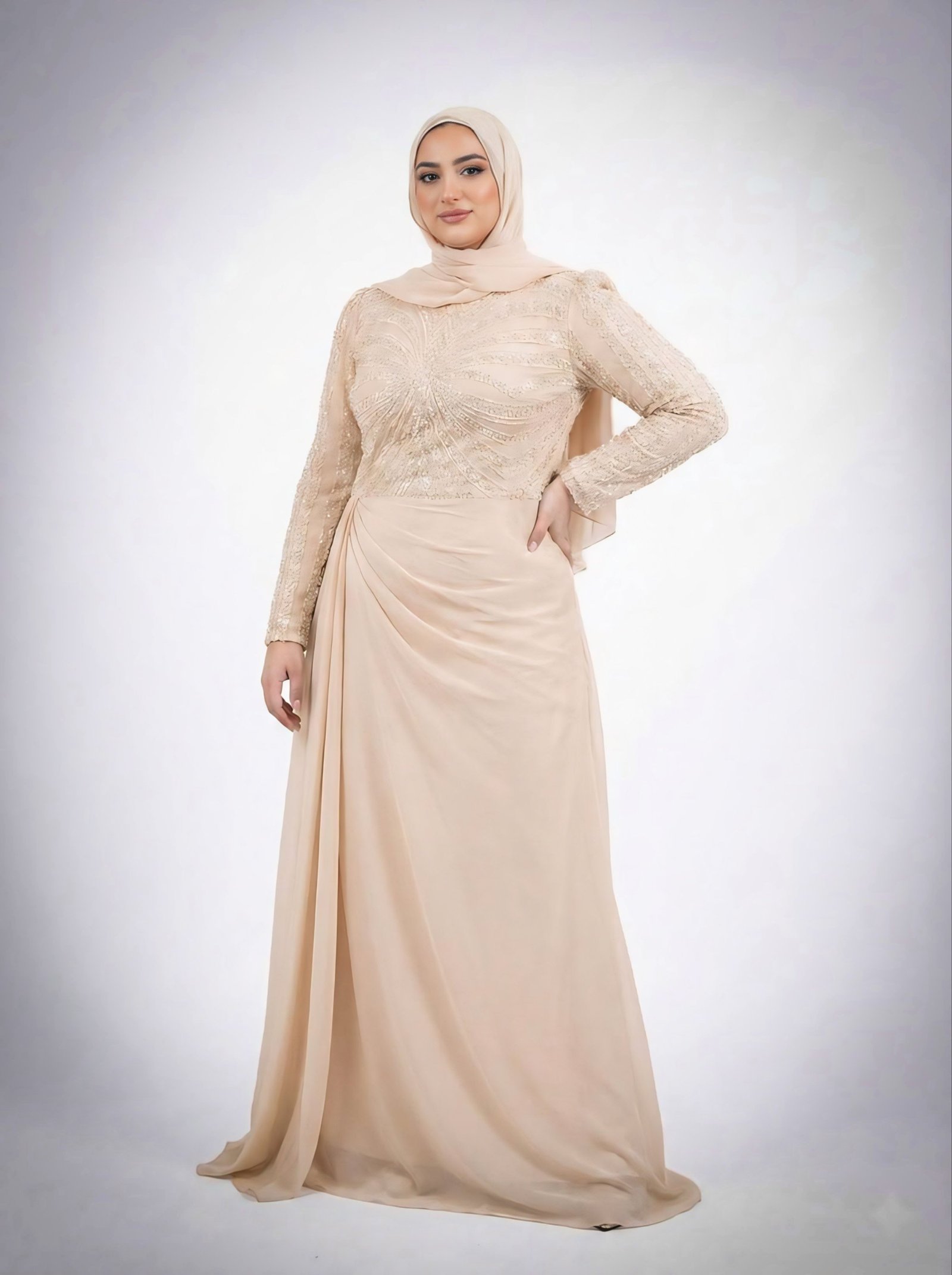 فستان محتشم مزين بالذهب الرقيق
