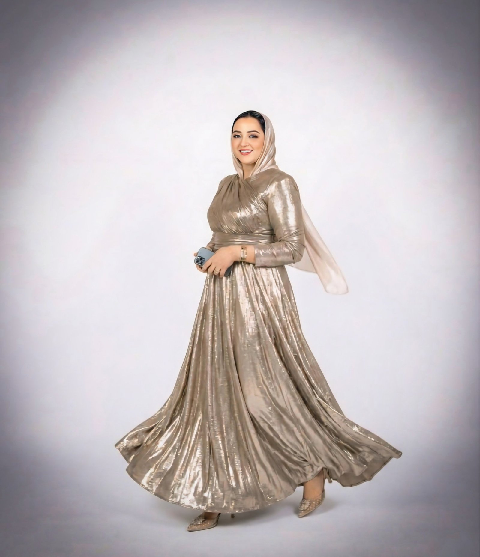 فستان سهرة طويل الأكمام بلون ذهبي معدني - 3