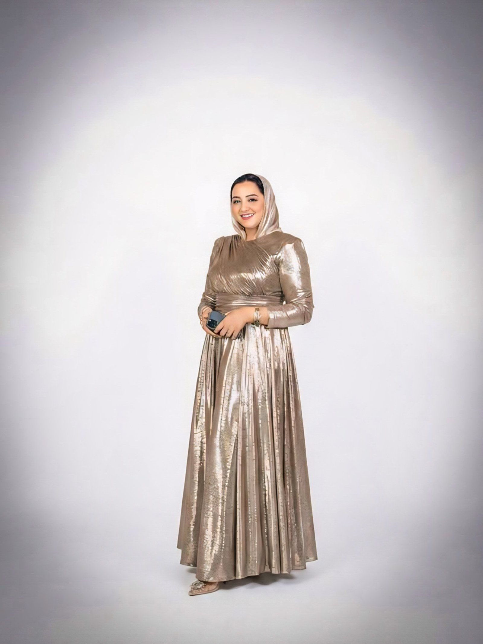 فستان سهرة طويل الأكمام بلون ذهبي معدني