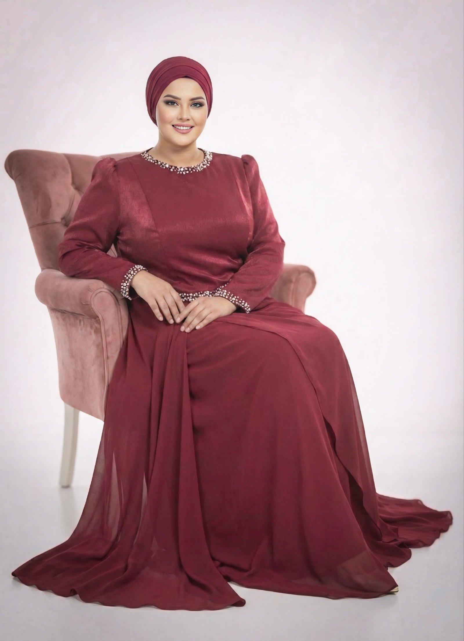 فستان سهرة من الشيفون بلون بورغندي مزين بتفاصيل مطرزة بالخرز - 3