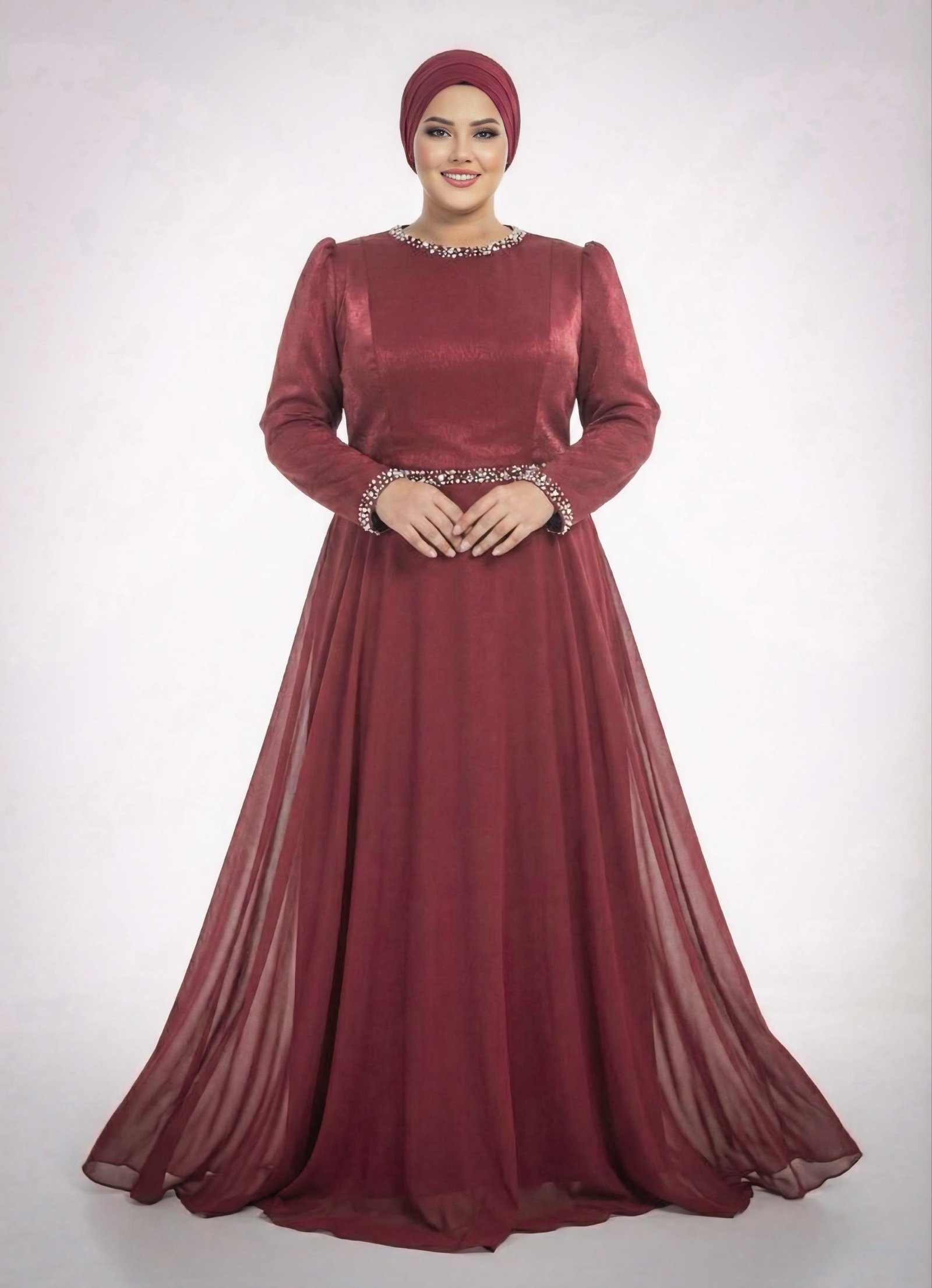 فستان سهرة من الشيفون بلون بورغندي مزين بتفاصيل مطرزة بالخرز - 2