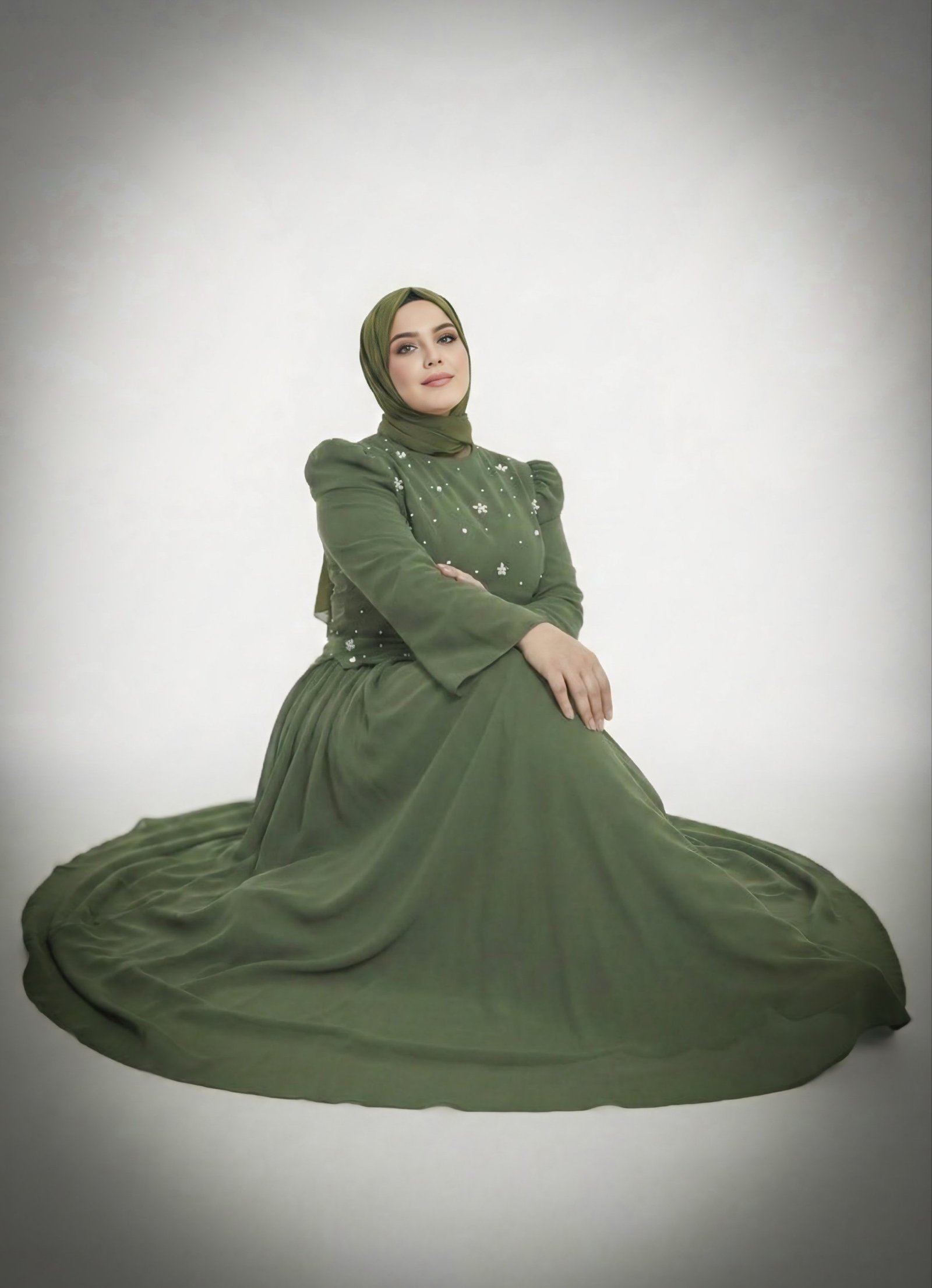 فستان شيفون مزين باللؤلؤ باللون الأخضر الزيتوني